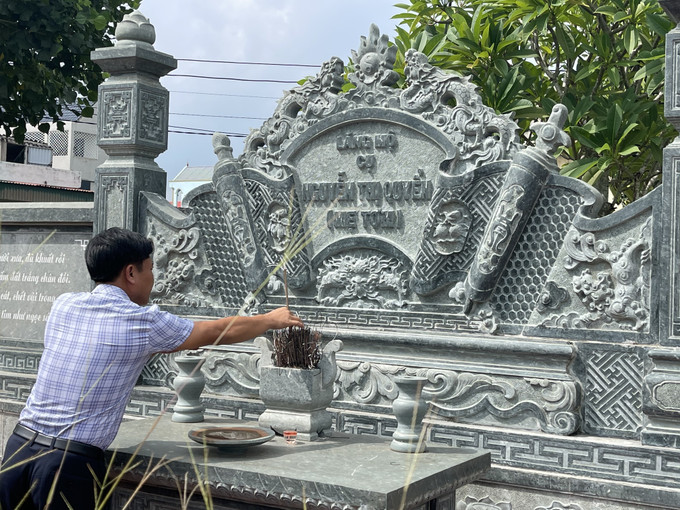 Dâng hương tại lăng mộ Mẹ Tơm (tên thật là bà Nguyễn Thị Quyển). Ảnh: Hoa Mai – TTXVN Đổi thay trên quê hương Mẹ Tơm ảnh 4