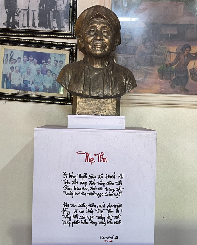 Bức tượng bán thân phác thảo hình ảnh Mẹ Tơm do Hội Văn nghệ sĩ, nhà báo xứ Thanh tại Hà Nội trao tặng đặt tại Khu Di tích lịch sử cách mạng Mẹ Tơm. Ảnh: Hoa Mai – TTXVN Đổi thay trên quê hương Mẹ Tơm ảnh 1