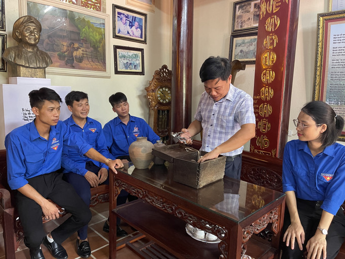 Đoàn viên thanh niên tham quan, tìm hiểu các kỷ vật tại Khu Di tích lịch sử cách mạng Mẹ Tơm. Ảnh: Hoa Mai – TTXVN Đổi thay trên quê hương Mẹ Tơm ảnh 3