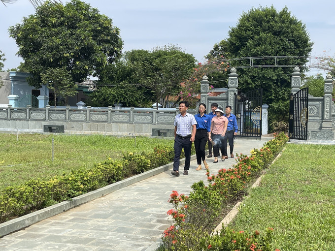 Du khách đến tham quan Khu Di tích lịch sử cách mạng Mẹ Tơm tại làng Đông Thành, xã Đa Lộc (Hậu Lộc, Thanh Hóa). Ảnh: Hoa Mai – TTXVN Đổi thay trên quê hương Mẹ Tơm ảnh 2
