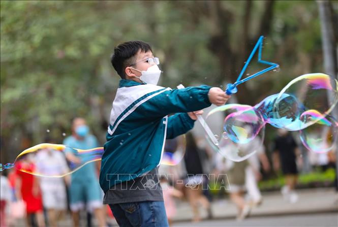 Trẻ em vui chơi trên phố đi bộ hồ Hoàn Kiếm. Ảnh: Thanh Tùng - TTXVN Bộ Y tế hướng dẫn tiêm vaccine phòng COVID-19 cho trẻ từ 5 đến dưới 12 tuổi ảnh 1