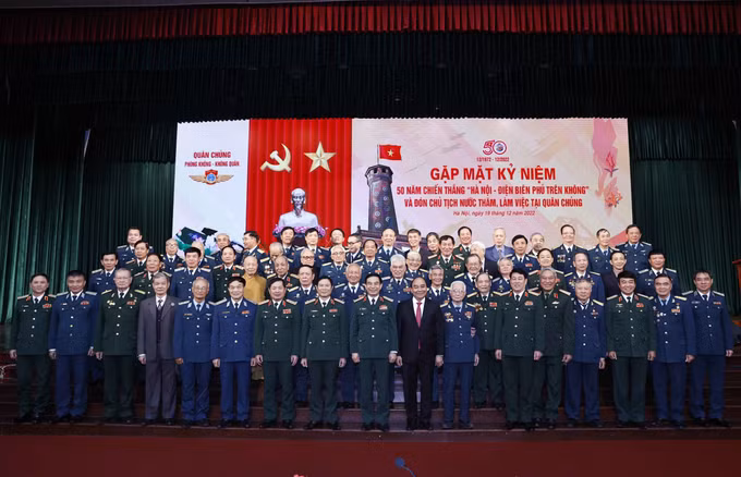 Chủ tịch nước Nguyễn Xuân Phúc dự Gặp mặt kỷ niệm 50 năm Chiến thắng “Hà Nội - Điện Biên Phủ trên không” ảnh 2