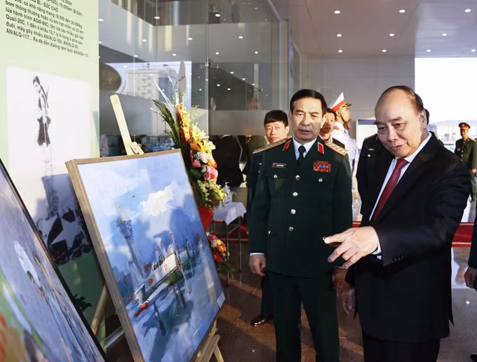 Chủ tịch nước Nguyễn Xuân Phúc dự Gặp mặt kỷ niệm 50 năm Chiến thắng “Hà Nội - Điện Biên Phủ trên không” ảnh 3