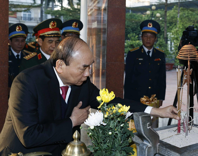 Chủ tịch nước Nguyễn Xuân Phúc dâng hương Nhà tưởng niệm liệt sỹ Phòng không không quân. Ảnh: Thống Nhất – TTXVN Chủ tịch nước Nguyễn Xuân Phúc dự Gặp mặt kỷ niệm 50 năm Chiến thắng “Hà Nội - Điện Biên Phủ trên không” ảnh 1