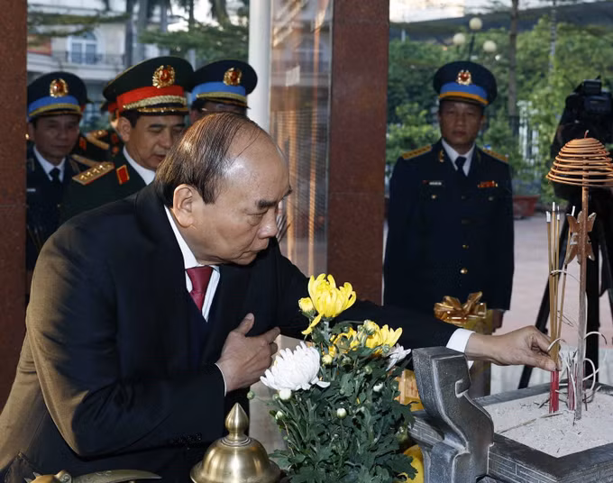Chủ tịch nước Nguyễn Xuân Phúc dự Gặp mặt kỷ niệm 50 năm Chiến thắng “Hà Nội - Điện Biên Phủ trên không” ảnh 1