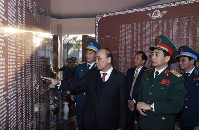 Chủ tịch nước Nguyễn Xuân Phúc và các đại biểu tại Nhà tưởng niệm liệt sỹ Phòng không không quân. Ảnh: Thống Nhất – TTXVN Chủ tịch nước Nguyễn Xuân Phúc dự Gặp mặt kỷ niệm 50 năm Chiến thắng “Hà Nội - Điện Biên Phủ trên không” ảnh 5
