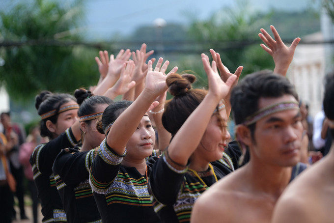 Những cô gái người K’Ho với điệu múa đặc trưng của dân tộc mình trình diễn trong lễ hội Mừng lúa mới. Ảnh: Nguyễn Dũng – TTXVN Rộn ràng lễ Mừng lúa mới của người K’Ho (Lâm Đồng) ảnh 6