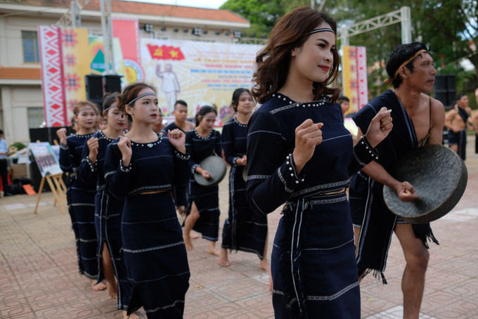 Những cô gái người K’Ho với điệu múa đặc trưng của dân tộc mình trình diễn trong lễ hội Mừng lúa mới. Ảnh: Nguyễn Dũng – TTXVN Rộn ràng lễ Mừng lúa mới của người K’Ho (Lâm Đồng) ảnh 1