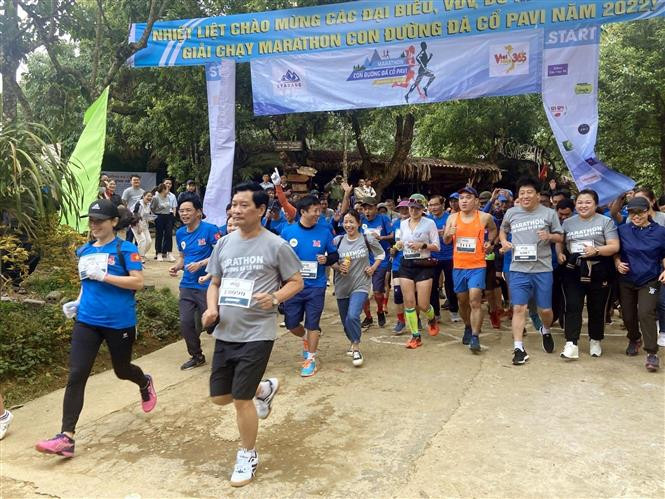 Các vận động viên xuất phát. Ảnh: Nguyễn Oanh - TTXVN Lần đầu tổ chức Giải chạy marathon khám phá con đường đá cổ PaVi ở Lai Châu ảnh 1