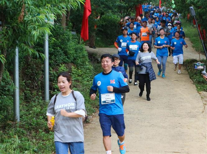 Các vận động viên chạy cự ly 42km. Ảnh: Nguyễn Oanh - TTXVN Lần đầu tổ chức Giải chạy marathon khám phá con đường đá cổ PaVi ở Lai Châu ảnh 2