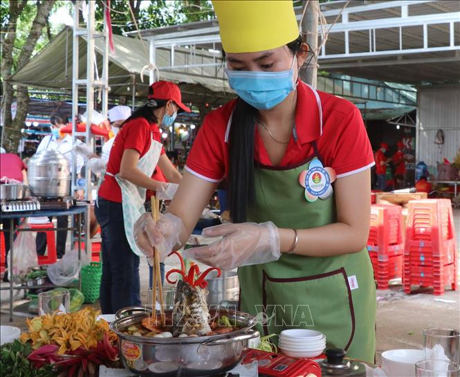 Các đội thi bày trí món ăn từ mắm rất đẹp mắt, hấp dẫn. Ảnh: Huỳnh Anh – TTXVN Đặc sắc các món ăn từ mắm tại Đất Mũi Cà Mau ảnh 3