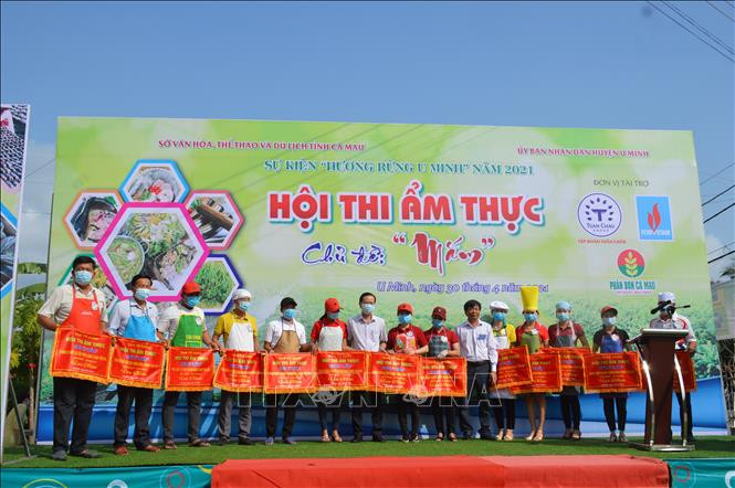 Ban Tổ chức trao cờ lưu niệm cho các đội thi. Ảnh: Huỳnh Anh – TTXVN Đặc sắc các món ăn từ mắm tại Đất Mũi Cà Mau ảnh 1
