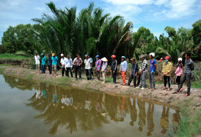 Lớp tập huấn kỹ thuật nuôi tôm cho đồng bào dân tộc Khmer ở ấp Đồng Tranh, xã Vĩnh Bình Bắc, huyện Vĩnh Thuận (Kiên Giang). Ảnh: Lê Yến Thanh Kiên Giang đào tạo nghề gắn với nhu cầu của đồng bào dân tộc ảnh 1