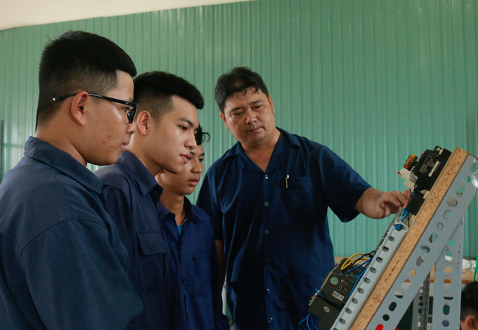 Hiện việc đào tạo nghề trên địa bàn tỉnh Kiên Giang được thực hiện theo phương châm “cầm tay chỉ việc”, tức là dạy nghề giữa lý thuyết và thực hành song song với nhau nên các học viên đều dễ hiểu, dễ áp dụng kiến thức đã học vào thực tế. Ảnh: Lê Yến Thanh Kiên Giang đào tạo nghề gắn với nhu cầu của đồng bào dân tộc ảnh 2