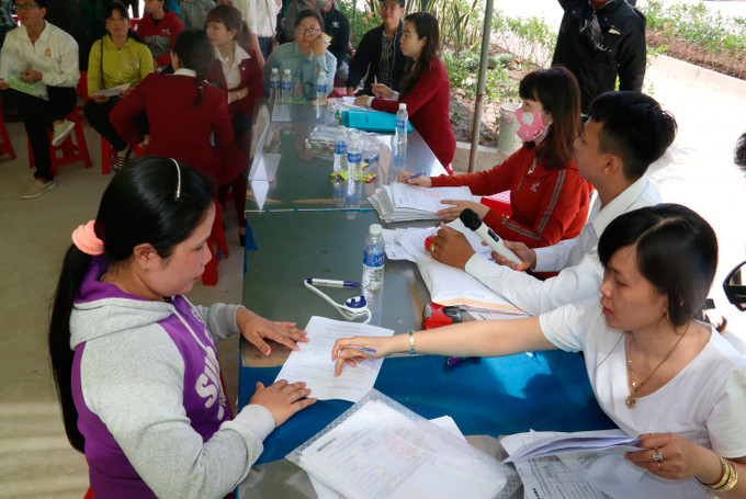 Trung tâm dịch vụ việc làm tỉnh Kiên Giang thường xuyên tổ chức sàn giao dịch việc làm, góp phần giúp con em đồng bào dân tộc có thêm cơ hội làm việc. Ảnh: Lê Yến Thanh Kiên Giang đào tạo nghề gắn với nhu cầu của đồng bào dân tộc ảnh 4