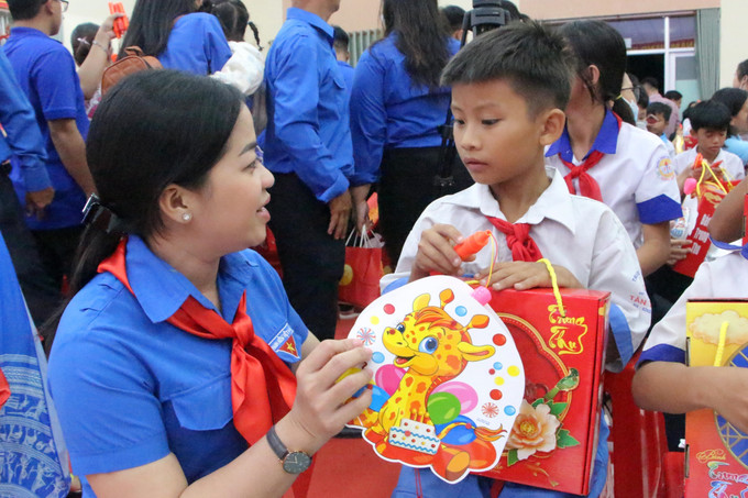 Bí thư Thành đoàn Cần Thơ Lư Thị Ngọc Anh trao quà cho một thiếu nhi tham dự chương trình. Ảnh: Trung Kiên – TTXVN Cần Thơ: Đêm hội trăng rằm “Thắp sáng ước mơ” cho thiếu nhi có hoàn cảnh khó khăn ảnh 1