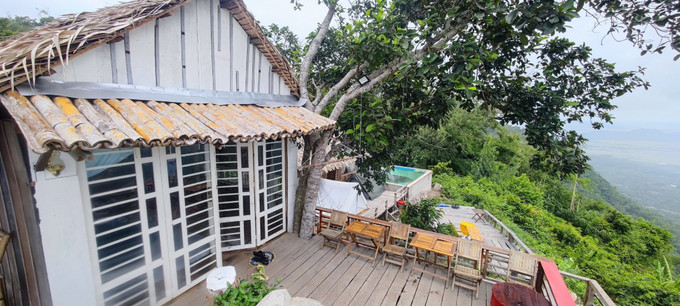 Một trong nhiều homestay xây dựng tự phát trên Núi Cấm. Ảnh: TTXVN phát. Nhiều homestay xây dựng tự phát trên Núi Cấm (An Giang) ảnh 1