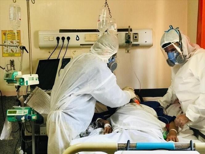 Nhân viên y tế điều trị cho bệnh nhân COVID-19 tại bệnh viện ở Iran. Ảnh: IRNA/ TTXVN Người mắc hội chứng COVID kéo dài cần tập luyện phù hợp với thể trạng để tránh kiệt sức ảnh 1
