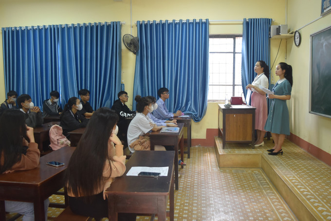 Cán bộ coi thi phổ biến quy chế thi cho các thí sinh tại điểm thi Trường THPT Buôn Ma Thuột (thành phố Buôn Ma Thuột, tỉnh Đắk Lắk). Ảnh: Nguyên Dung – TTXVN Kỳ thi tốt nghiệp THPT 2023: Hơn 99,14% thí sinh Đắk Lắk đến làm thủ tục dự thi ảnh 2
