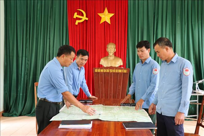 Thời gian tạm thời về nước do tình hình dịch Covid-19, Đội K52 vẫn thường xuyên họp, bàn phương thức tìm kiếm đồng đội. Ảnh: Hồng Điệp – TTXVN Đội K52 nỗ lực tìm kiếm, quy tập hài cốt liệt sĩ ảnh 1