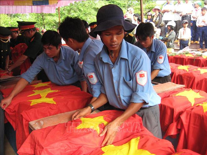 Đưa hài cốt liệt sỹ từ Campuchia trở về đất mẹ Việt Nam. Ảnh: Tư liệu đội K52 cung cấp-TTXVN phát Đội K52 nỗ lực tìm kiếm, quy tập hài cốt liệt sĩ ảnh 5
