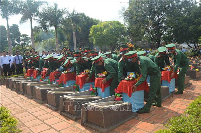 Lễ truy điệu, quy tập hài cốt liệt sỹ từ Campuchia trở về an táng tại nghĩa trang huyện biên giới Đức Cơ. Ảnh: Tư liệu Đội K52 cung cấp-TTXVN phát Đội K52 nỗ lực tìm kiếm, quy tập hài cốt liệt sĩ ảnh 8
