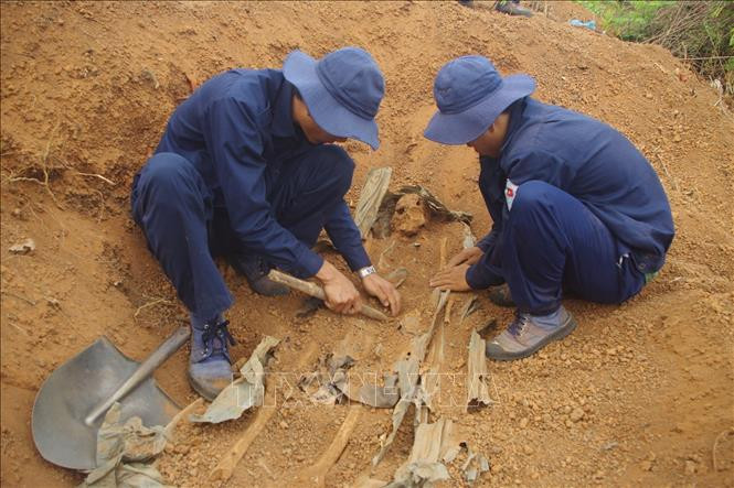 Thành viên đội K52 tìm kiếm, đưa hài cốt liệt sỹ Việt Nam trở về với đất mẹ. Ảnh: Tư liệu Đội K52 cung cấp-TTXVN phát Đội K52 nỗ lực tìm kiếm, quy tập hài cốt liệt sĩ ảnh 6