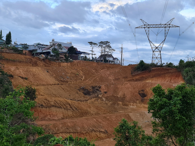 San ủi dưới đường dây điện 500kV, đoạn qua phường Nghĩa Trung, thành phố Gia Nghĩa, tỉnh Đắk Nông. Ảnh: Hưng Thịnh-TTXVN Đắk Nông: Hơn 85% trường hợp vi phạm đất đai tại Gia Nghĩa chưa khắc phục hậu quả ảnh 6