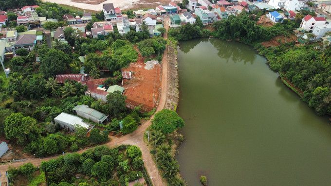 San ủi, chiếm dụng đất trong khu vực hành lang an toàn thủy lợi của hồ Mặt Trận, trung tâm thành phố Gia Nghĩa, tỉnh Đắk Nông. Ảnh: TTXVN phát Đắk Nông: Hơn 85% trường hợp vi phạm đất đai tại Gia Nghĩa chưa khắc phục hậu quả ảnh 3