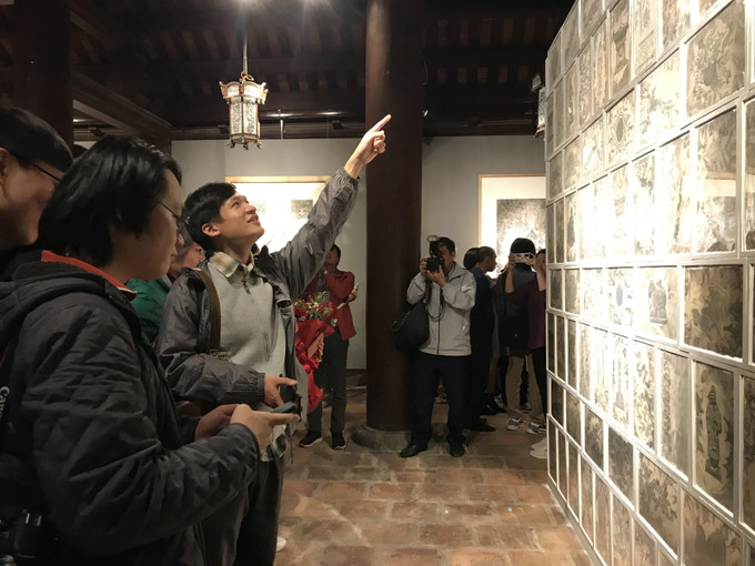 Khách tham quan triển lãm. Ảnh: Minh Ngọc – TTXVN Đến Văn Miếu - Quốc Tử Giám, thưởng lãm “Dấu xưa văn hiến” ảnh 1