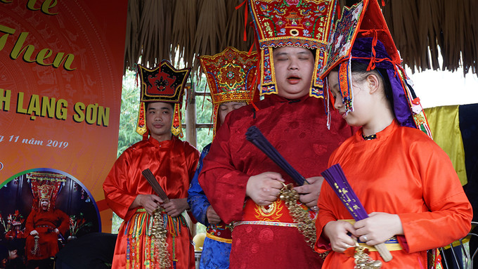 Thầy Then tiến hành nghi thức mời thần linh về nhập vào mình. Những người tham gia lễ cùng thầy Then sẽ nhập vai để đối đáp kiểu trò diễn bằng lời hát. Ảnh: Hoàng Hải Nghi lễ Lẩu Then của Người Tày ảnh 3