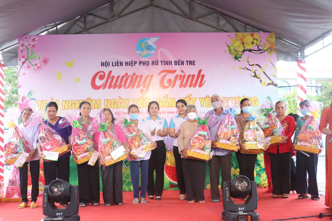 Hội Liên hiệp phụ nữ tỉnh Bến Tre Ban trao 20 phần quà Tết cho các phụ nữ có hoàn cảnh khó khăn trên địa bàn thành phố Bến Tre. Ảnh: Chương Đài – TTXVN Trải nghiệm ngày Tết - gắn kết yêu thương ảnh 2