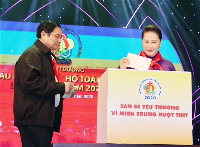 Chủ tịch Quốc hội Nguyễn Thị Kim Ngân và các đại biểu ủng hộ đồng bào miền trung bị lũ lụt. Ảnh: Trọng Đức - TTXVN Đại hội Cháu ngoan Bác Hồ toàn quốc lần thứ IX: Vinh danh những “bông hoa nghìn việc tốt” ảnh 6