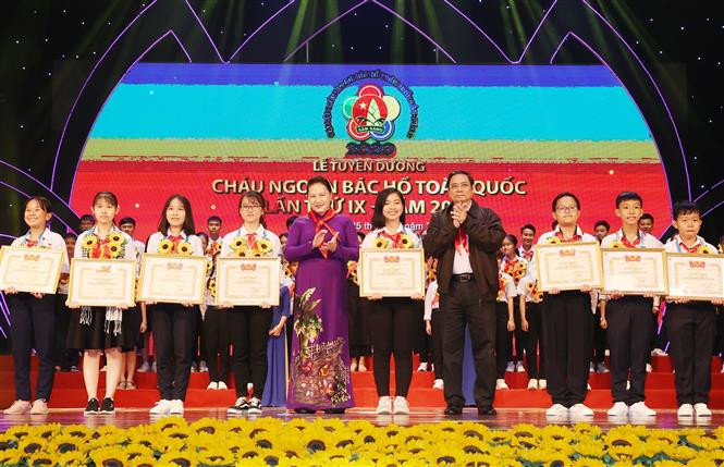 Chủ tịch Quốc hội Nguyễn Thị Kim Ngân và Trưởng Ban Tổ chức Trung ương Phạm Minh Chính tặng Bằng khen cho các đại biểu cháu ngoan Bác Hồ tại Đại hội. Ảnh: Trọng Đức - TTXVN Đại hội Cháu ngoan Bác Hồ toàn quốc lần thứ IX: Vinh danh những “bông hoa nghìn việc tốt” ảnh 4