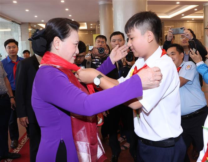 Các cháu thiếu nhi đón Chủ tịch Quốc hội Nguyễn Thị Kim Ngân. Ảnh: Trọng Đức - TTXVN Đại hội Cháu ngoan Bác Hồ toàn quốc lần thứ IX: Vinh danh những “bông hoa nghìn việc tốt” ảnh 1