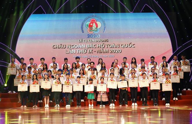 Các Cháu ngoan Bác Hồ toàn quốc lần thứ IX, năm 2020 được tặng Bằng khen của Trung ương Đoàn tại Lễ tuyên dương. Ảnh: Văn Điệp - TTXVN Đại hội Cháu ngoan Bác Hồ toàn quốc lần thứ IX: Vinh danh những “bông hoa nghìn việc tốt” ảnh 3
