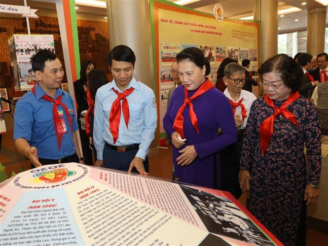 Chủ tịch Quốc hội Nguyễn Thị Kim Ngân với các đại biểu tham quan triển lãm ảnh tại Lễ tuyên dương. Ảnh: Văn Điệp - TTXVN Đại hội Cháu ngoan Bác Hồ toàn quốc lần thứ IX: Vinh danh những “bông hoa nghìn việc tốt” ảnh 5