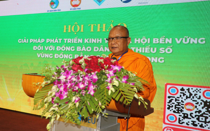 TS. Thượng tọa Lý Hùng, Phó ban trị sự Giáo hội Phật giáo, Phó Hội trưởng Thường trực Hội đoàn kết sư sãi yêu nước thành phố Cần Thơ phát biễu tham luận. Ảnh: Ngọc Thiện- TTXVN Giải pháp phát triển kinh tế- xã hội bền vững đối với đồng bào dân tộc thiểu số vùng Đồng bằng sông Cửu Long ảnh 3