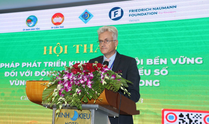 GS.TS. Andreas Stoffers, Giám đốc Quốc gia Viện FNF tại Việt Nam phát biểu. Ảnh: Ngọc Thiện- TTXVN Giải pháp phát triển kinh tế- xã hội bền vững đối với đồng bào dân tộc thiểu số vùng Đồng bằng sông Cửu Long ảnh 5