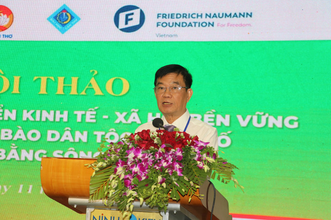 TS.Bác sĩ Chuyên khoa II, Giám đốc Bệnh viện Đại học Y được Cần Thơ phát biểu tham luận. Ảnh: Ngọc Thiện- TTXVN Giải pháp phát triển kinh tế- xã hội bền vững đối với đồng bào dân tộc thiểu số vùng Đồng bằng sông Cửu Long ảnh 6