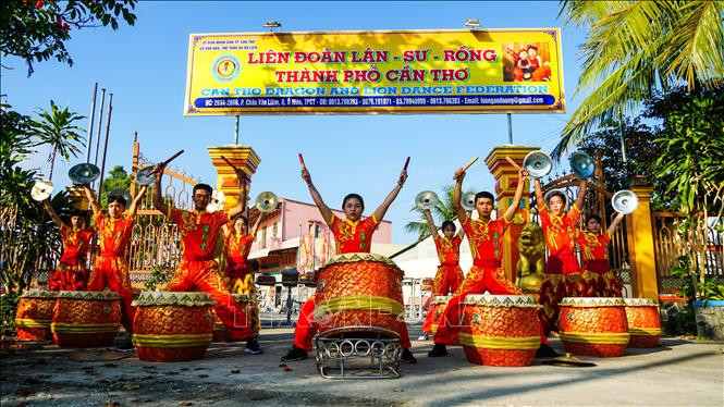 Đoàn lân sư rồng nữ “vang danh” ở Đồng bằng sông Cửu Long ảnh 1