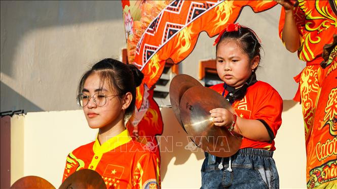 Đoàn lân sư rồng nữ “vang danh” ở Đồng bằng sông Cửu Long ảnh 4