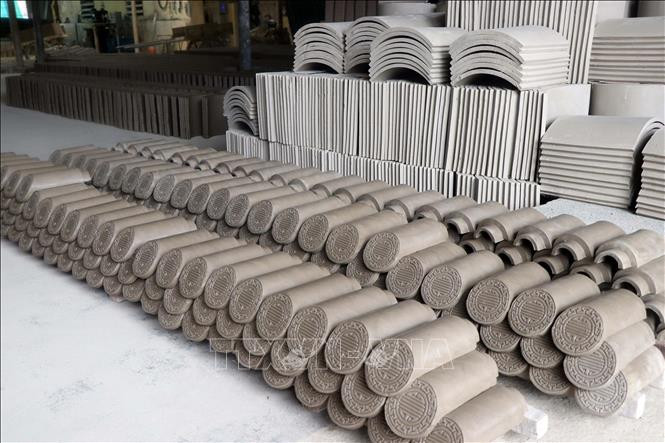 Những viên ngói làm bằng đất sét được phơi trong xưởng nhiều tuần lễ trước khi được tráng men và nung ở nhiệt độ cao. Ảnh: Đỗ Trưởng – TTXVN Thừa Thiên - Huế: Người “giữ lửa” lò ngói gốm men Cung đình ảnh 2