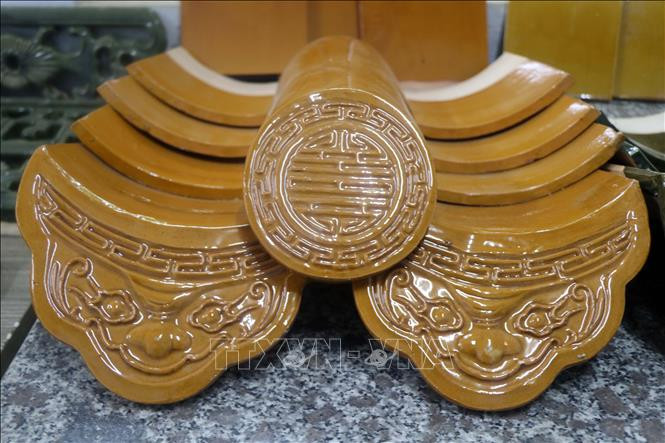 Những viên ngói men hoàng lưu ly. Ảnh: Đỗ Trưởng – TTXVN Thừa Thiên - Huế: Người “giữ lửa” lò ngói gốm men Cung đình ảnh 6