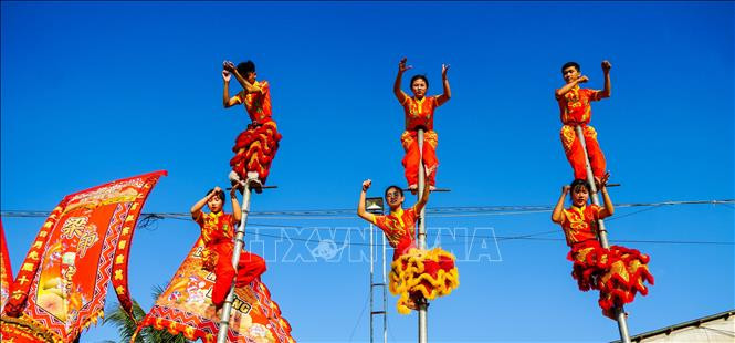 Hình ảnh tập luyện của đoàn Lân Sư Rồng Tú Anh Đường. Ảnh: Ánh Tuyết - TTXVN Đoàn lân sư rồng nữ “vang danh” ở Đồng bằng sông Cửu Long ảnh 7