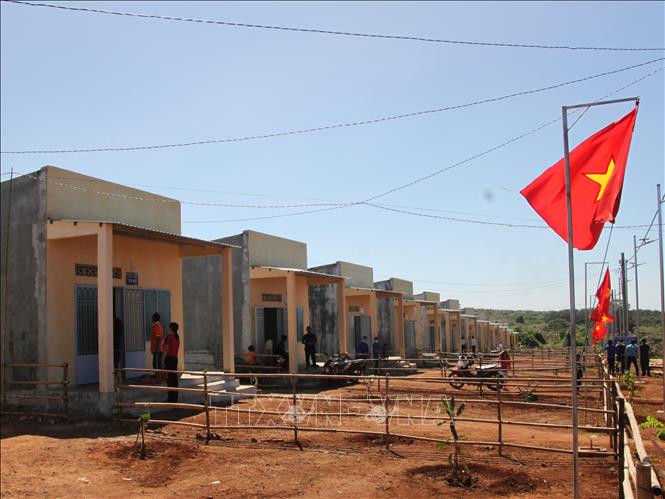 Quang cảnh khu nhà định cư cho đồng bào thiểu số nghèo. Ảnh: K GỬIH –TTXVN Trao nhà "Tình nghĩa quân-dân" tặng đồng bào dân tộc thiểu số nghèo vùng biên giới tỉnh Bình Phước ảnh 1