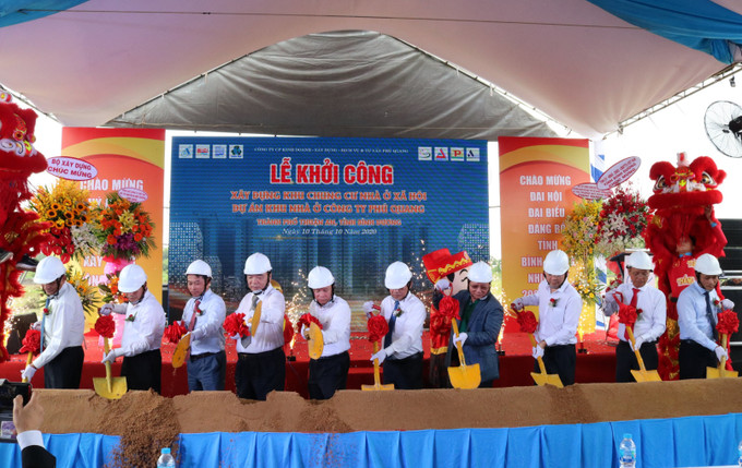 Đại diện các bộ ngành, lãnh đạo tỉnh Bình Dương và chủ đầu tư cùng thực hiện nghi thức khởi công xây dựng khu nhà ở xã hội Phú Quang Thêm 3.200 căn nhà ở xã hội cho người thu nhập thấp ở Bình Dương ảnh 1
