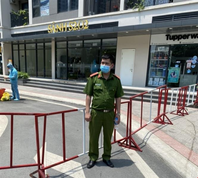 Khu vực cách ly y tế được kiểm soát chắt chẽ. Ảnh: Minh Nghĩa - TTXVN Dịch COVID-19: Huyện Gia Lâm phong tỏa thêm một khu dân cư ảnh 1