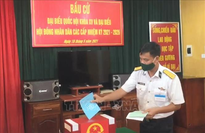 Chiến sỹ hải quân đang làm nhiệm vụ trên đảo Sinh Tồn Đông bỏ phiếu bầu. Ảnh TTXVN phát Rộn ràng bầu cử sớm nơi huyện đảo Trường Sa ảnh 2