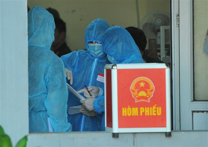 Lực lượng chức năng làm nhiệm vụ tại đơn vị bầu cử số 7, Khu cách ly trong Trường Đại học Thể dục Thể thao, phường Trang Hạ, thị xã Từ Sơn. Ảnh: Minh Đức - TTXVN Ngày bầu cử đặc biệt tại Bắc Ninh ảnh 7
